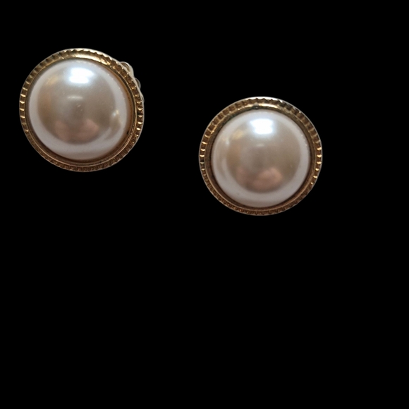 Faux Pearl Round Clip On Earrings. Vintage. - Picture 6 of 8